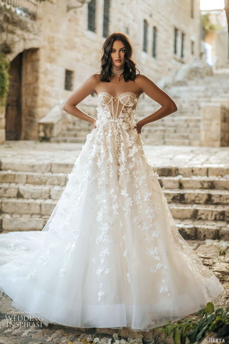 Νυφικά 2025: Ιδέες για νυφικά που θα σε κάνουν να λάμψεις στη πιο όμορφη στιγμή της ζωής σου