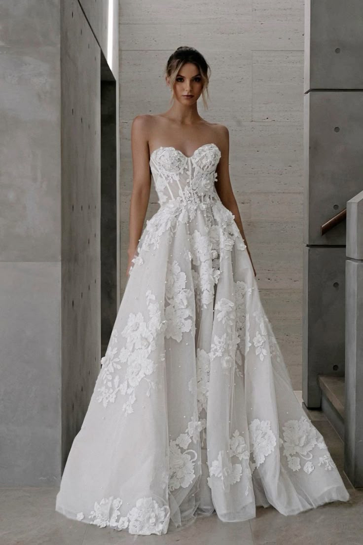 Νυφικά 2025: Ιδέες για νυφικά που θα σε κάνουν να λάμψεις στη πιο όμορφη στιγμή της ζωής σου