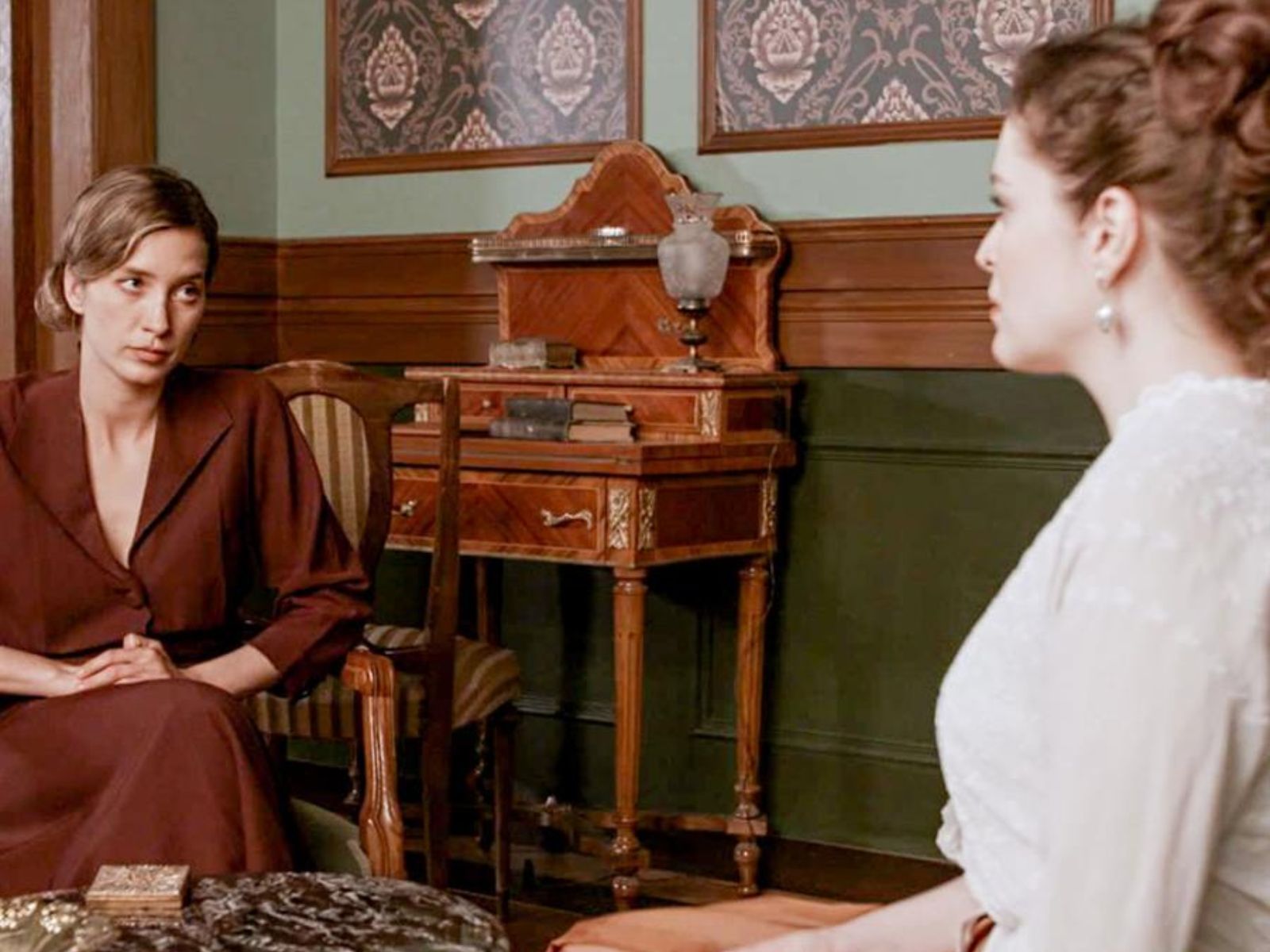 Grand Hotel: Η Ελένη λέει την αλήθεια στην Αλίκη και καταφέρνει να σώσει το Πέτρο