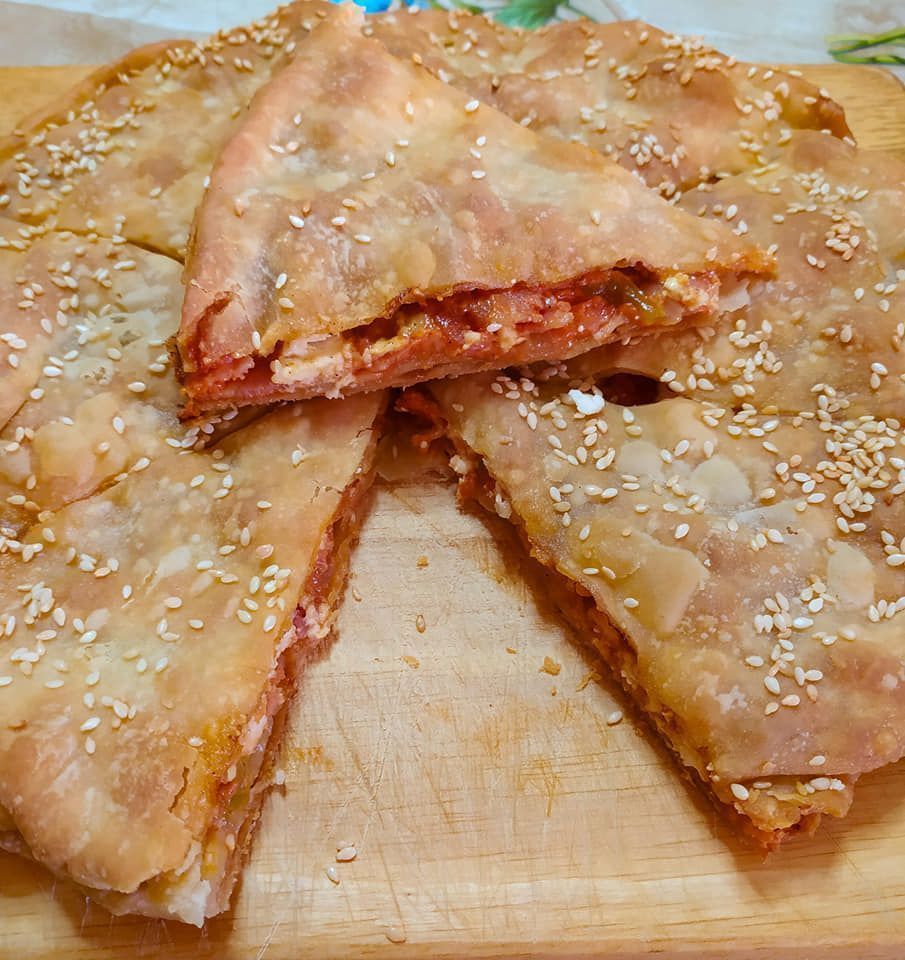 Χορταστική πίτα με τραγανό φύλλο μπέικον και τυριά