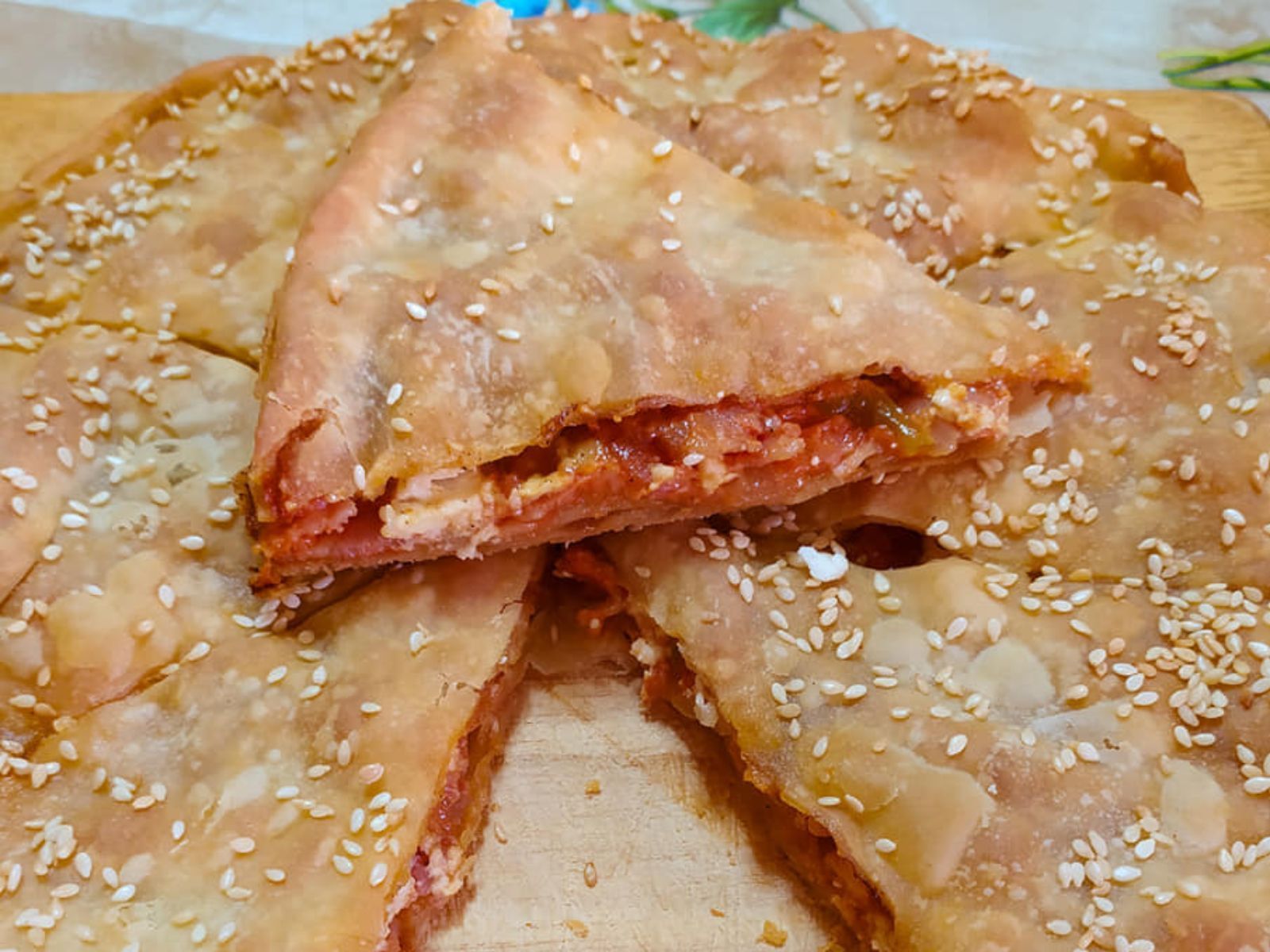 Χορταστική πίτα με τραγανό φύλλο μπέικον και τυριά