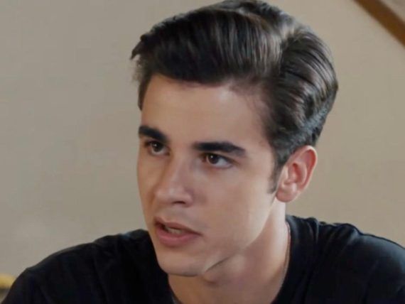 Η Γη της Ελιάς: Ο Παρασκευάς φεύγει ξανά από τη Μάνη και όλοι συγκλονίζονται