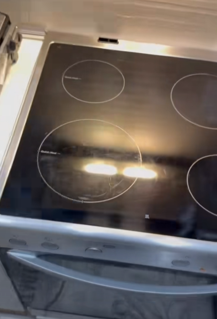 Ξεραμένα λίπη και δύσκολοι λεκέδες στις κεραμικές εστίες – Κάνε την κουζίνα σαν καινούρια με το Clean Tip του TikTok