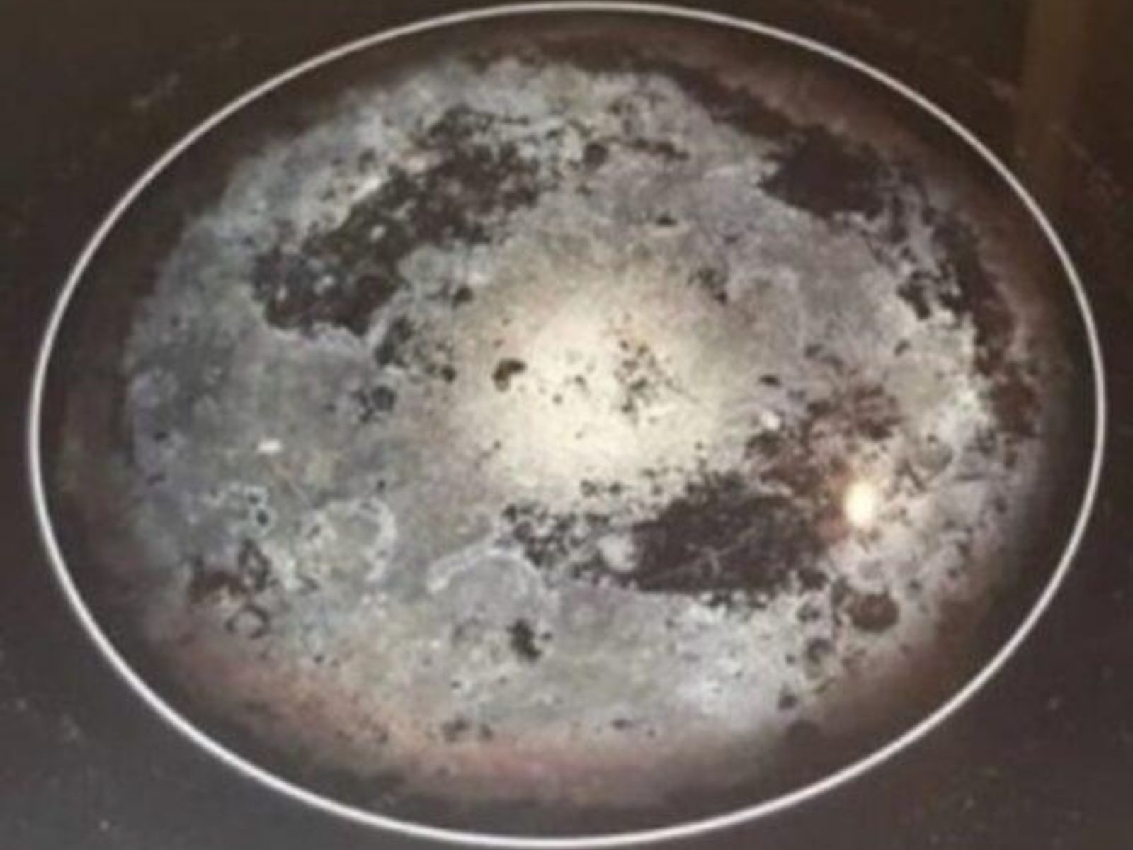 Ξεραμένα λίπη και δύσκολοι λεκέδες στις κεραμικές εστίες – Κάνε την κουζίνα σαν καινούρια με το Clean Tip του TikTok