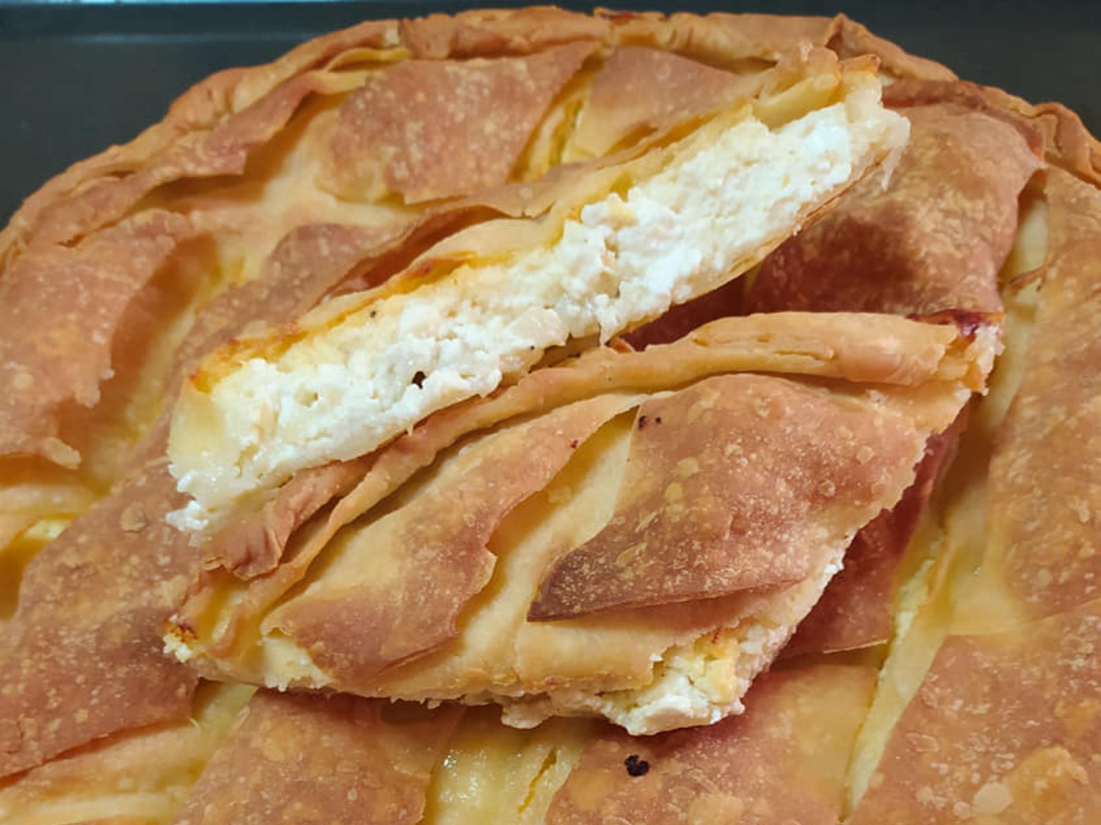 Λαχταριστή τυρόπιτα με τραγανό σπιτικό φύλλο και πλούσια γέμιση φέτας