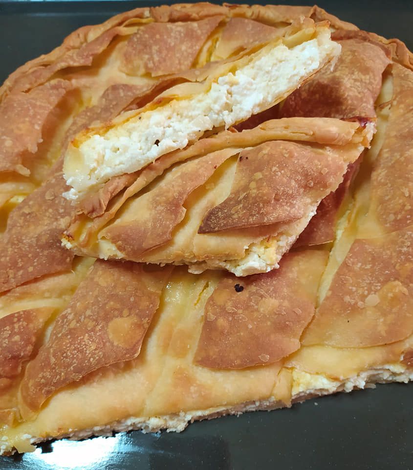 Λαχταριστή τυρόπιτα με τραγανό σπιτικό φύλλο και πλούσια γέμιση φέτας