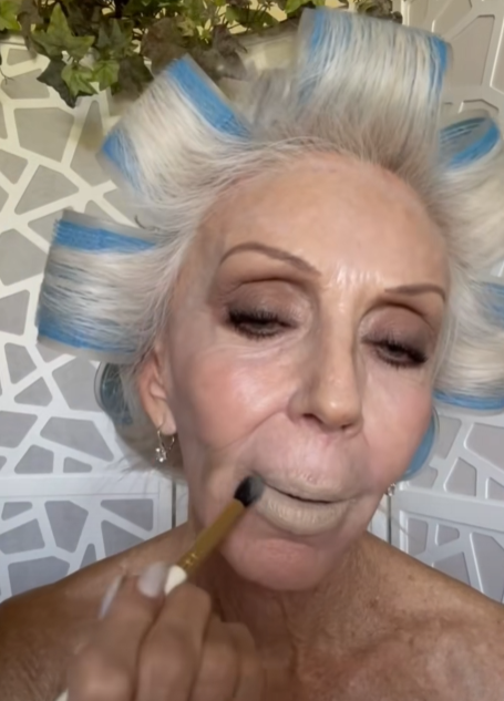 Μακιγιάζ για γυναίκες άνω των 60 – Αυτή η influencer δείχνει τον τρόπο να βάζεις κραγιόν για πιο σαρκώδη και νεανικά χείλη
