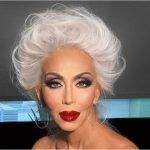 Μακιγιάζ για γυναίκες άνω των 60 – Αυτή η influencer δείχνει τον τρόπο να βάζεις κραγιόν για πιο σαρκώδη και νεανικά χείλη