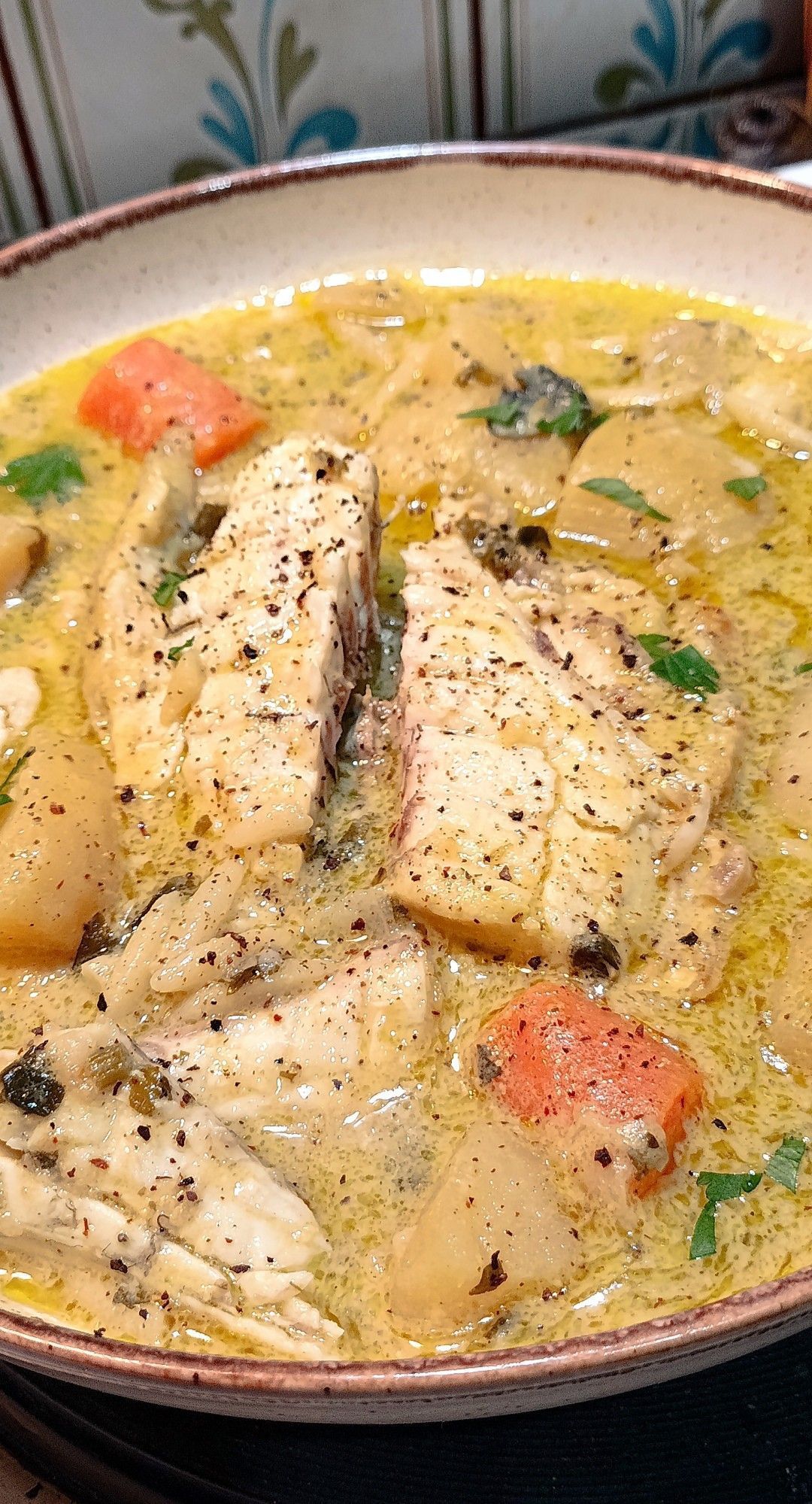 Θρεπτική ψαρόσουπα με τσιπούρα