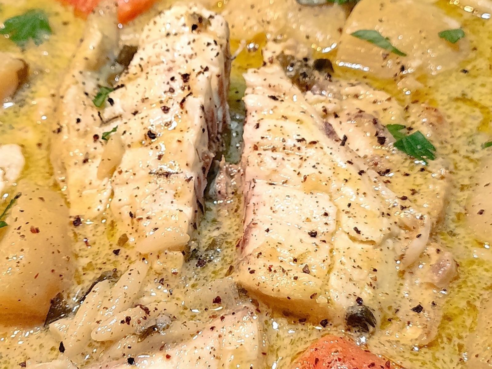 Θρεπτική ψαρόσουπα με τσιπούρα