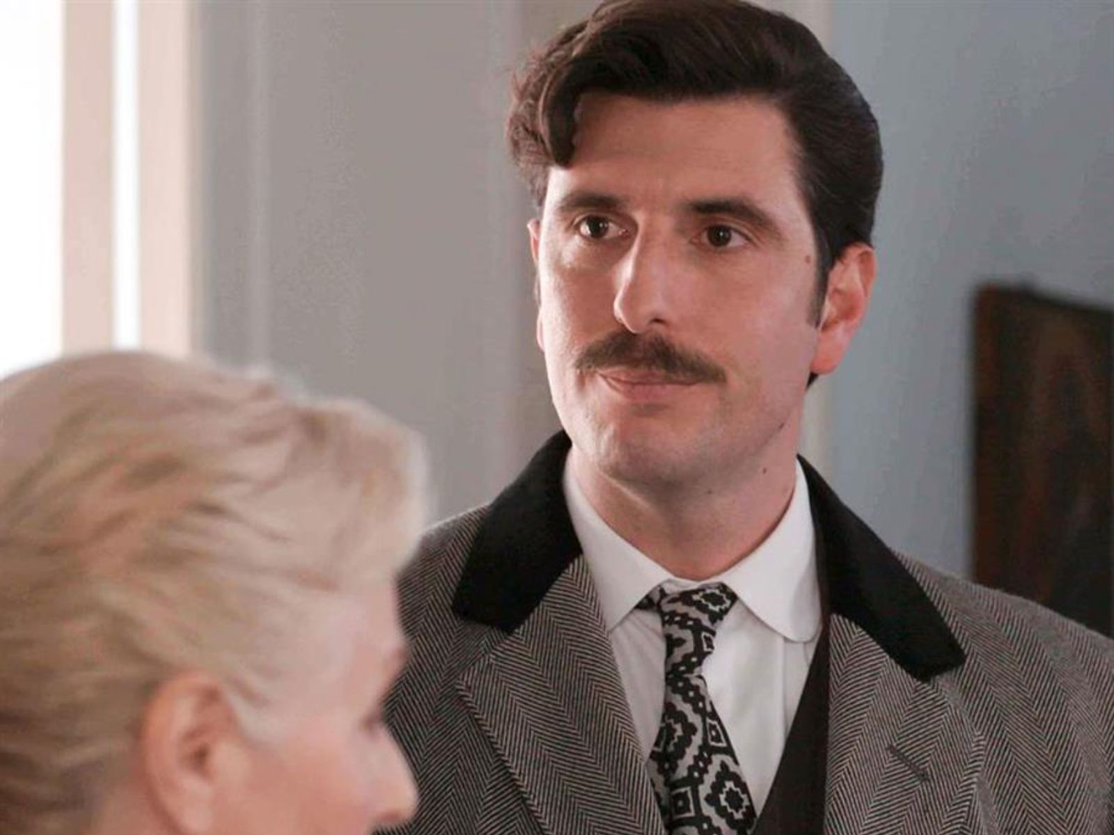 Grand Hotel : Ο Ρήγας εμπλέκεται στην υπόθεση δολοφονιών στη Σμύρνη και η αστυνομία τον συλλαμβάνει