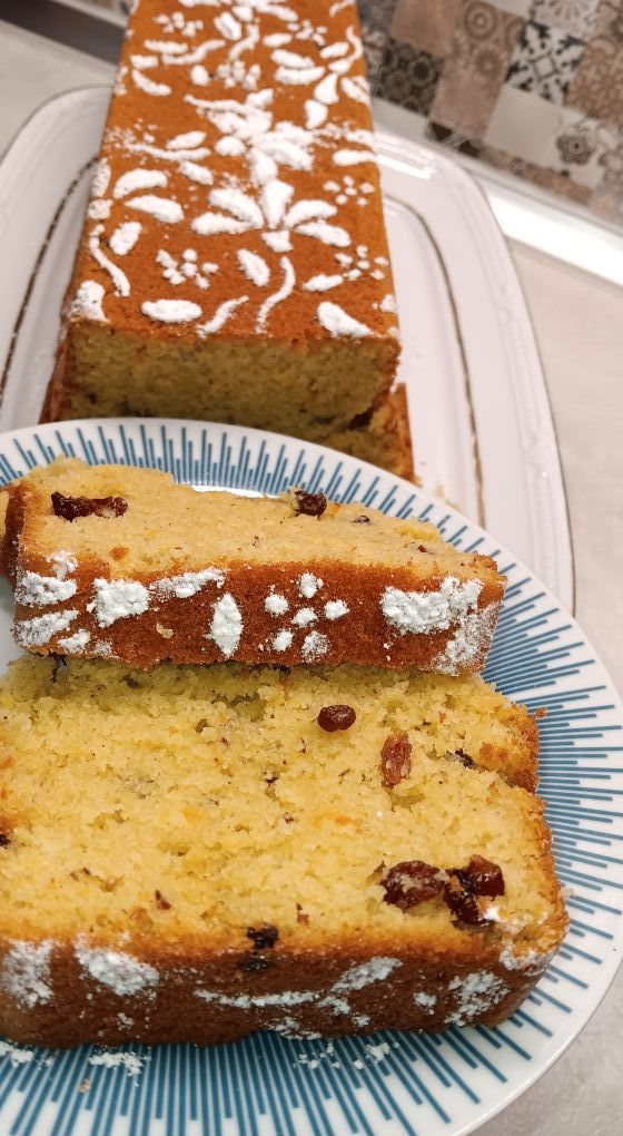 Αφράτο vegan κέικ με σταφίδες και καρύδια