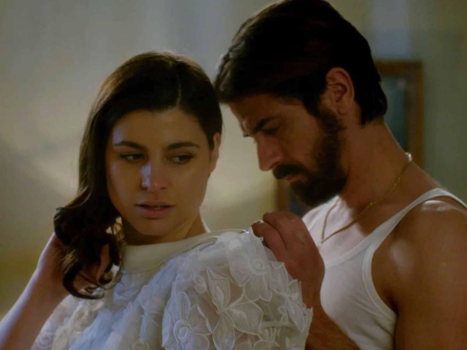 Άγιος έρωτας: Ο Πατήρ Νικόλαος κάνει πρόταση γάμου στη Χλόη- Καρέ καρέ η συγκινητική σκηνή