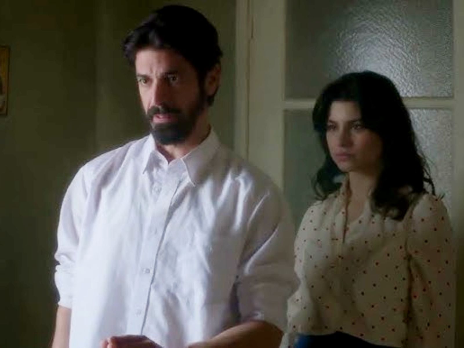 Άγιος Έρωτας: Η Σχέση της Χλόης και του Πατήρ Νικόλαου γίνεται πρωτοσέλιδο και ο Νικόλαος καθαιρείται