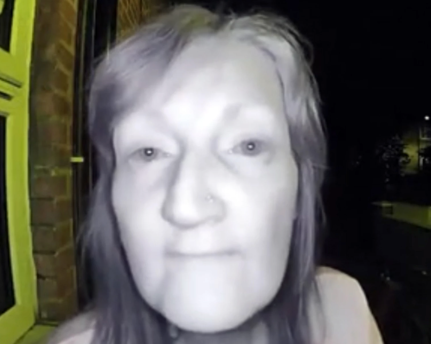 Η νέα γειτόνισσα τους έκανε τη ζωή μαρτύριο μέχρι που έχασε τη δουλειά του- Τους απειλούσε από τη κάμερα του κουδουνιού