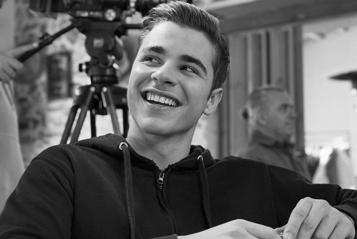 Όταν ο Παρασκευάς από την Γη της Ελιάς τραγουδάει Μητροπάνο και κάνει τις θαυμάστριες να “λιώνουν”