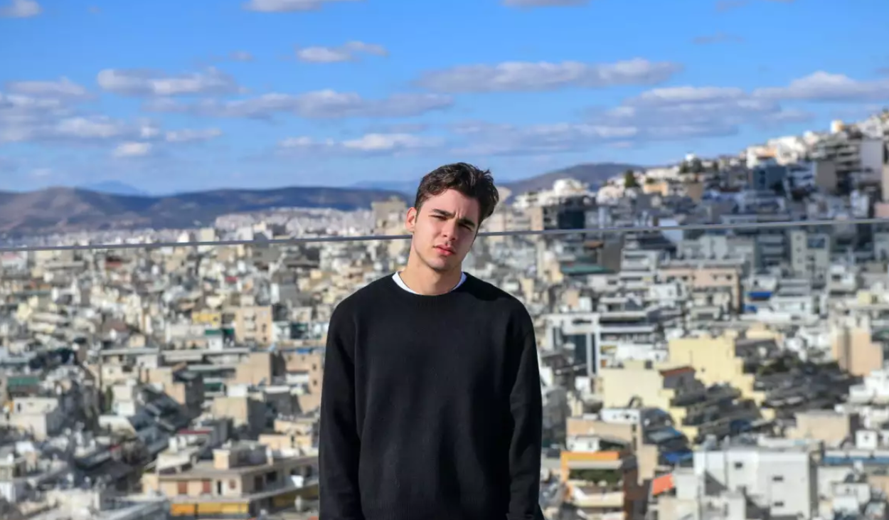 Όταν ο Παρασκευάς από την Γη της Ελιάς τραγουδάει Μητροπάνο και κάνει τις θαυμάστριες να “λιώνουν”