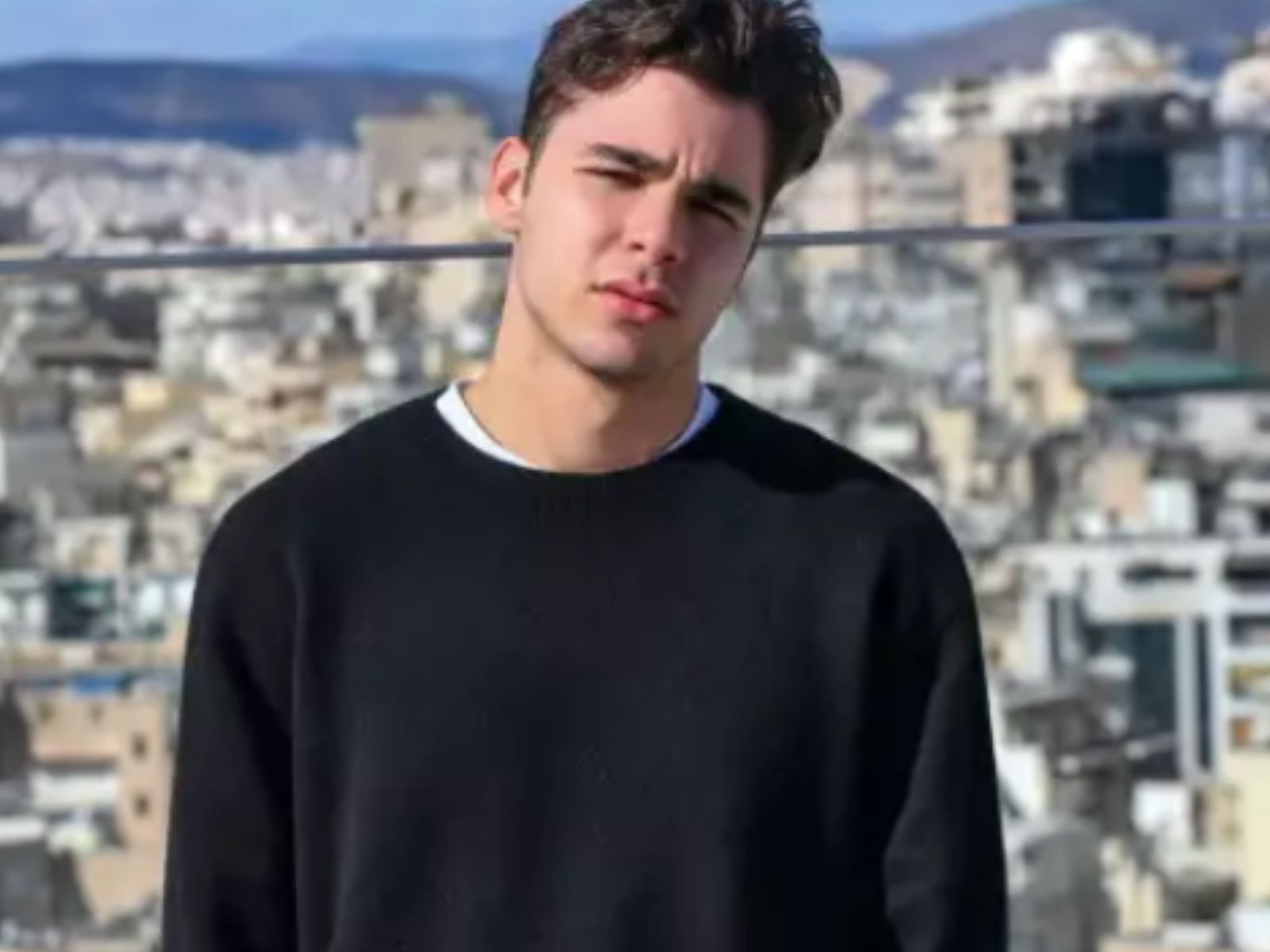 Όταν ο Παρασκευάς από την Γη της Ελιάς τραγουδάει Μητροπάνο και κάνει τις θαυμάστριες να “λιώνουν”