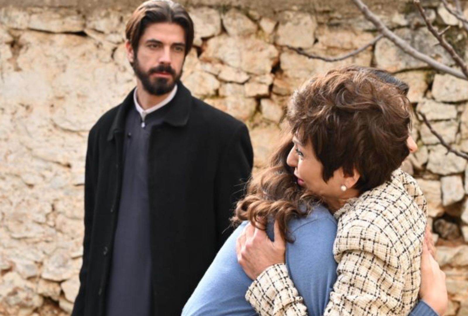 Άγιος Έρωτας: Η Χλόη ακούει τη Θάλεια και τον Νικόλαο να μιλάνε για το χαμένο παιδί της