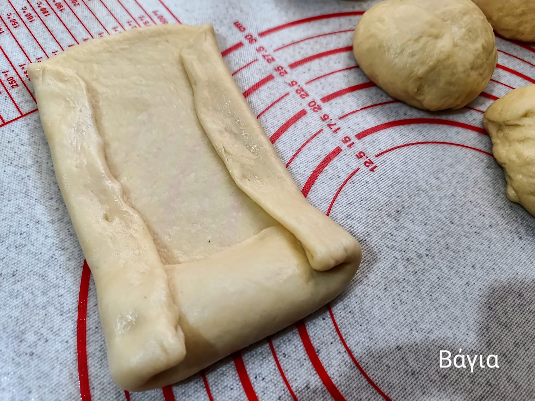 Αφράτα ρολάκια ζύμης γεμιστά με Nutella