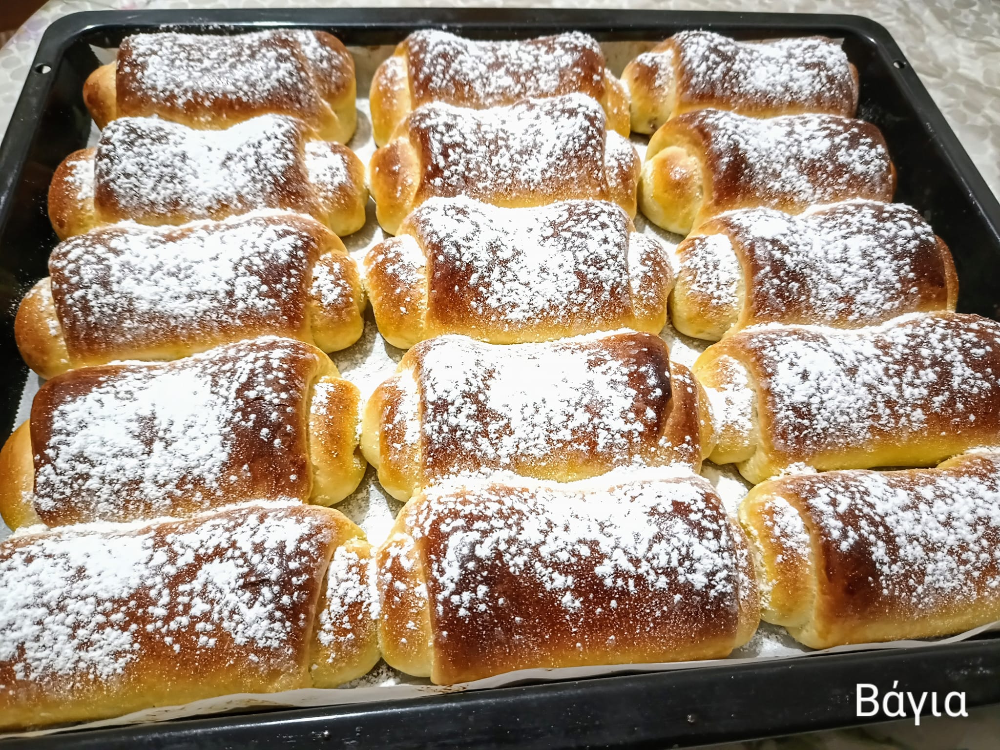 Αφράτα ρολάκια ζύμης γεμιστά με Nutella