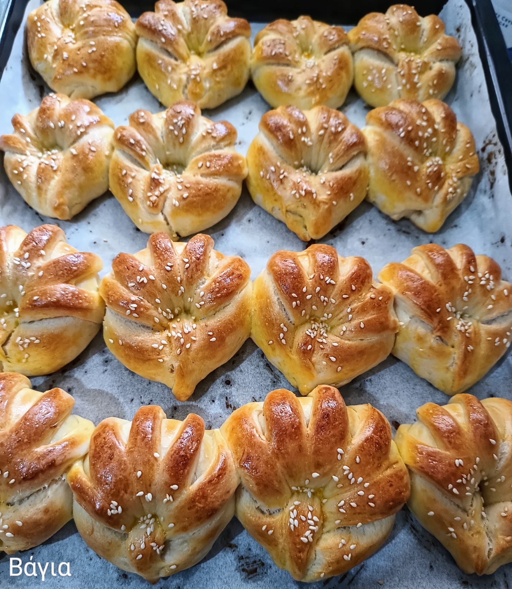 Αφράτα τυροπιτάκια με ψωμένια ζύμη και εύκολο σχέδιο