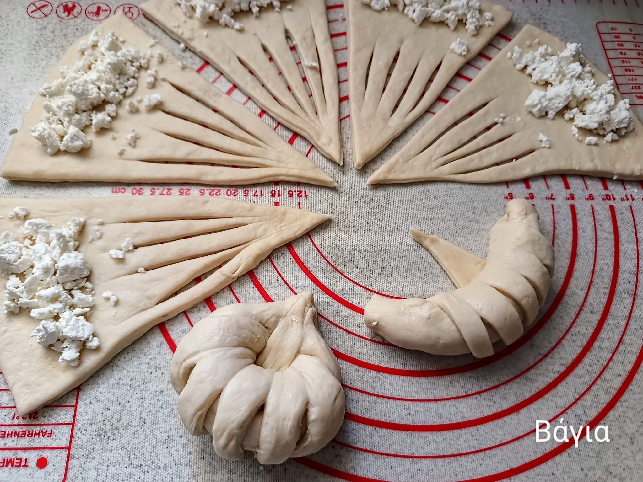 Αφράτα τυροπιτάκια με ψωμένια ζύμη και εύκολο σχέδιο