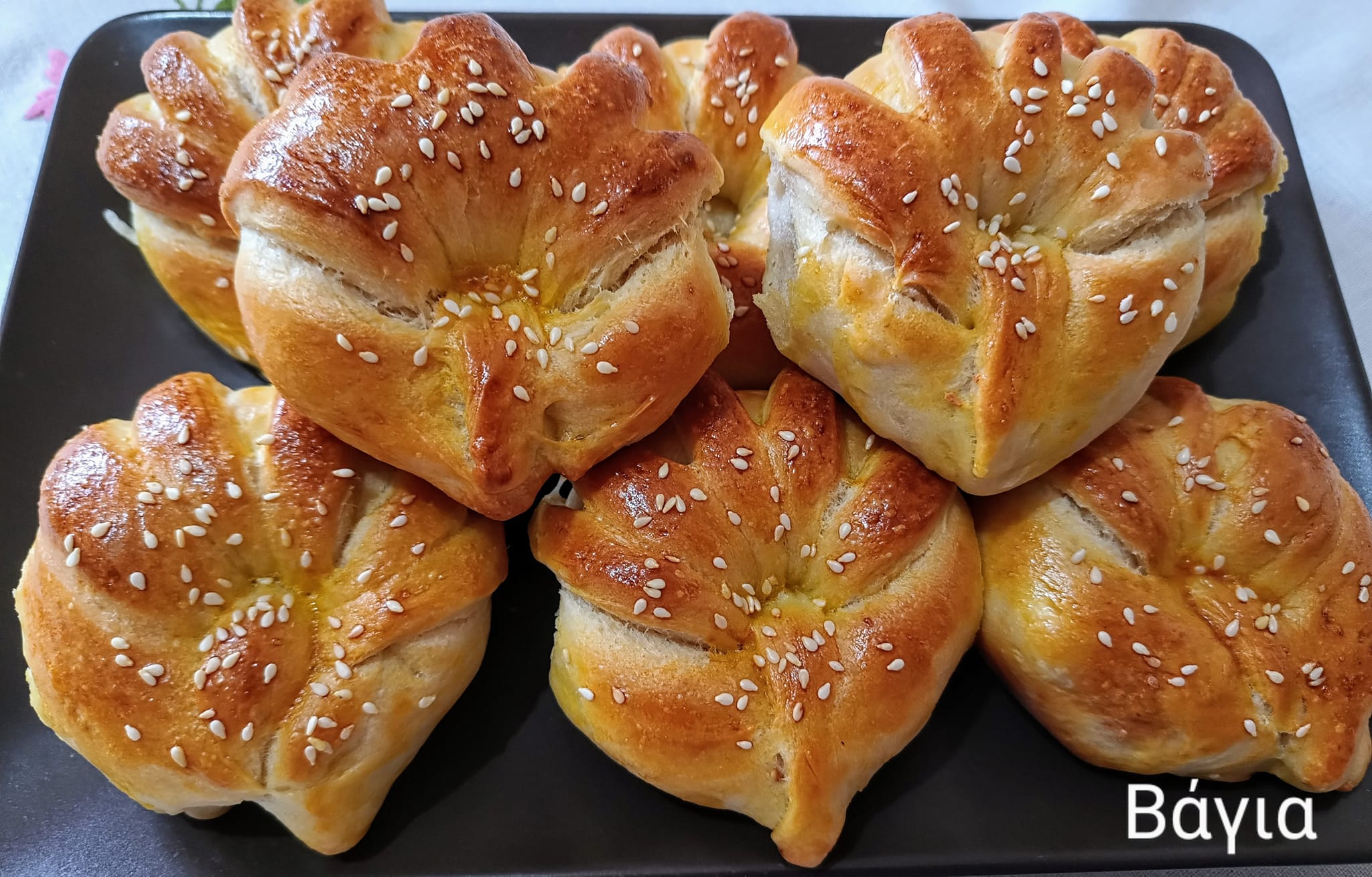 Αφράτα τυροπιτάκια με ψωμένια ζύμη και εύκολο σχέδιο