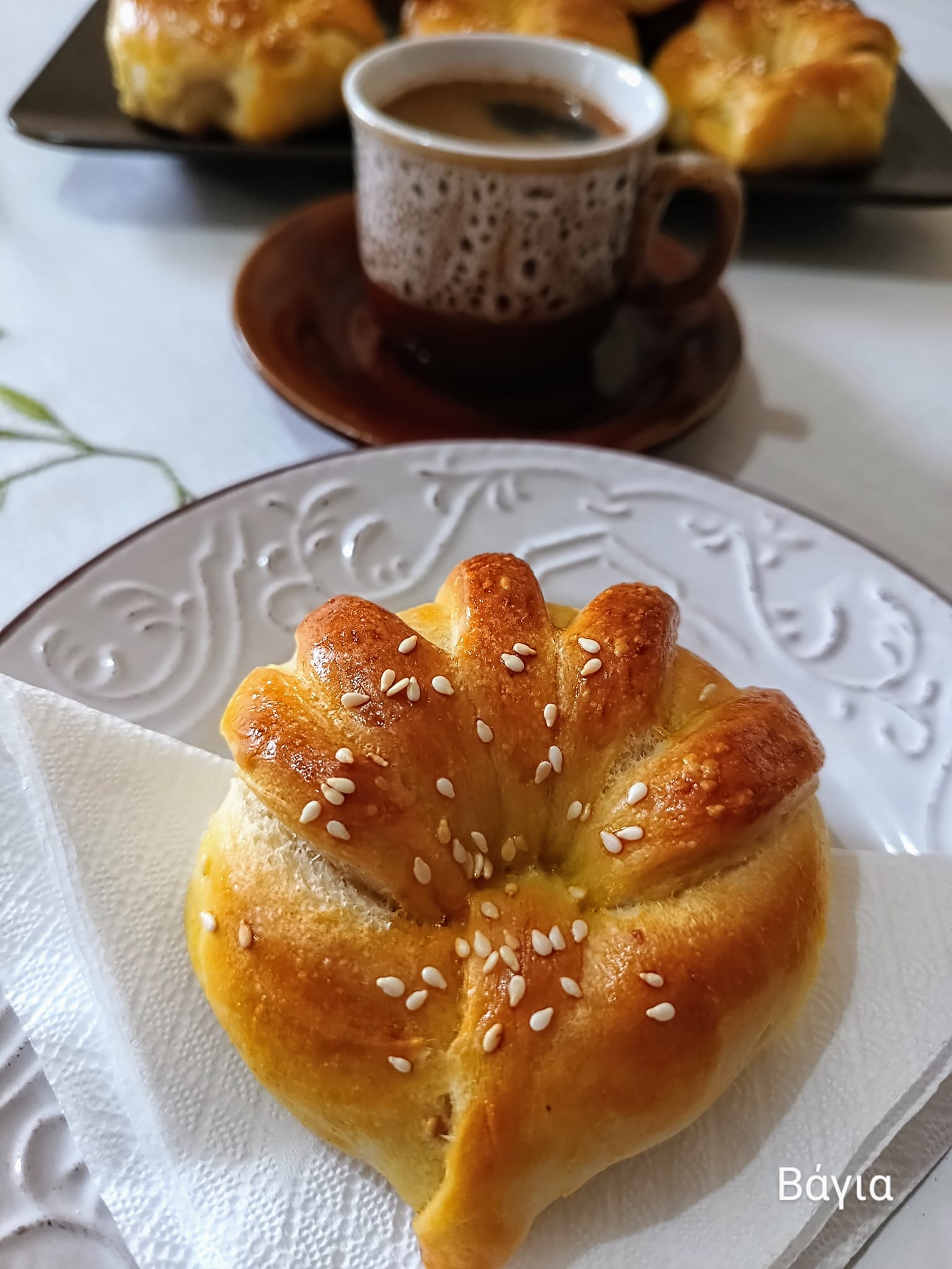 Αφράτα τυροπιτάκια με ψωμένια ζύμη και εύκολο σχέδιο