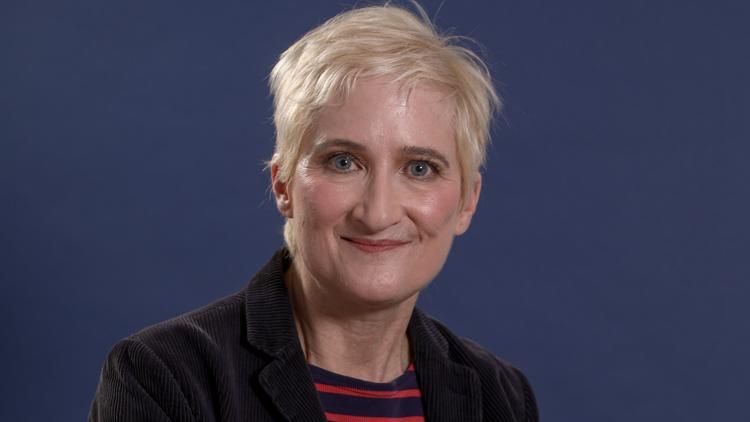 Γνωστή τραγουδίστρια κάηκε ζωντανή από φωτιά στο σπίτι της