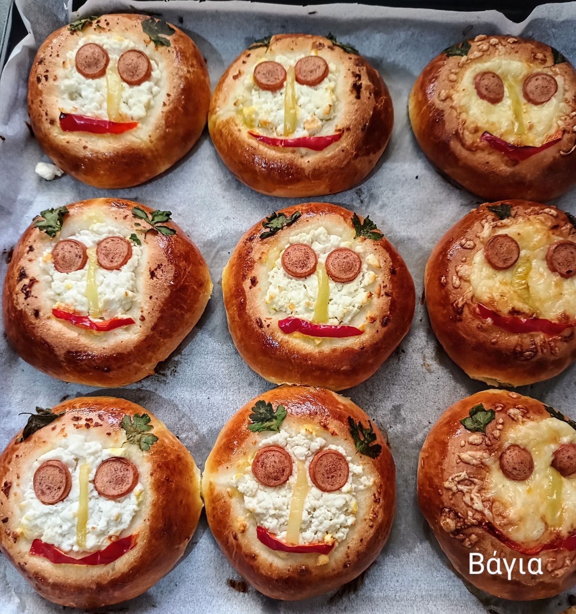 Αφράτα πιτσάκια σε σχήμα Φατσούλα για το παιδικό πάρτι