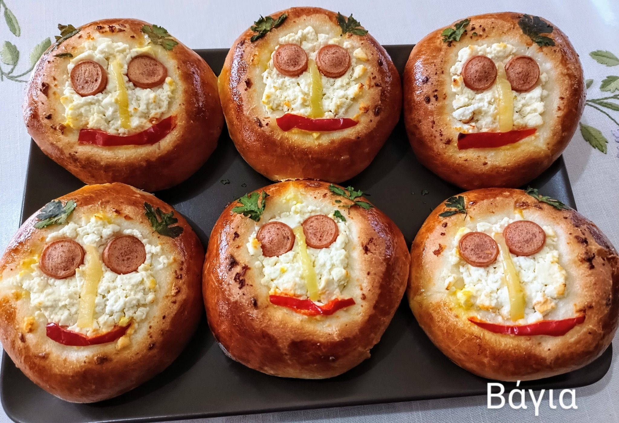 Αφράτα πιτσάκια σε σχήμα Φατσούλα για το παιδικό πάρτι