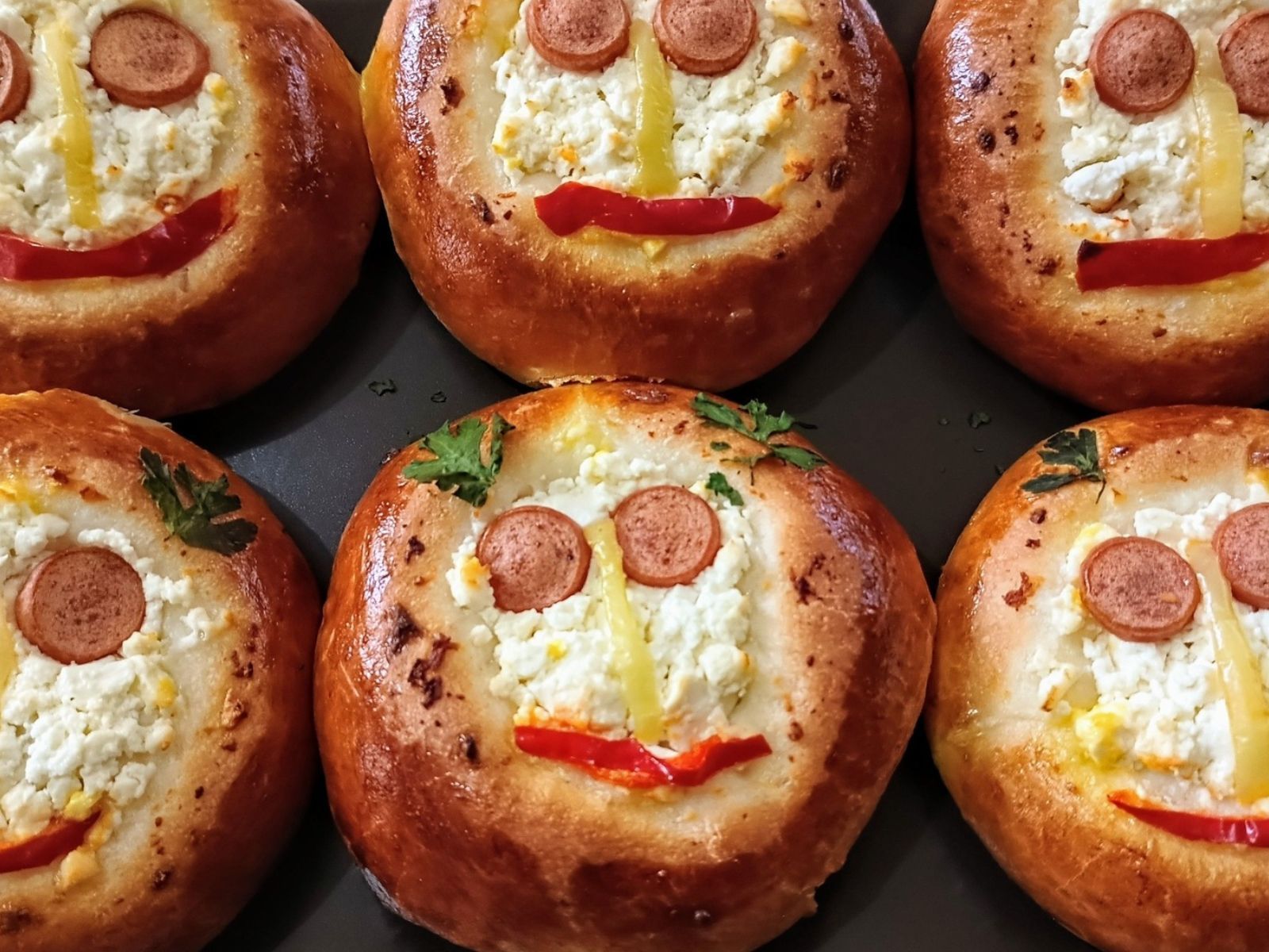 Αφράτα πιτσάκια σε σχήμα Φατσούλα για το παιδικό πάρτι