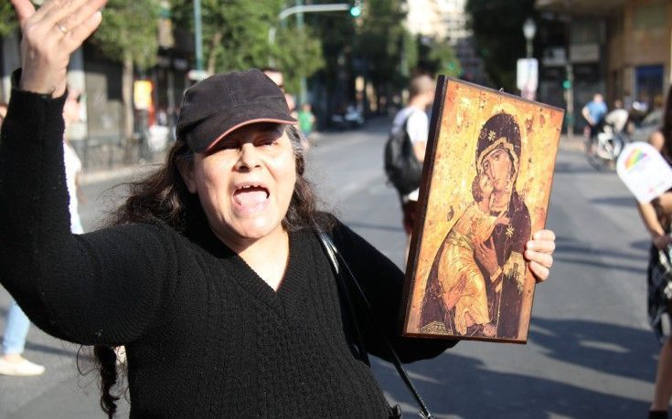 Η Ελένη Λουκά ξαναχτυπά – Έκανε…επίθεση στον Άγιο Έρωτα του ALPHA