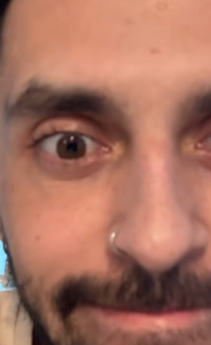 TikToker φώναξε μάστορα να του φτιάξει το ψυγείο έφυγε από το σπίτι και ο μάστορας…κοιμήθηκε