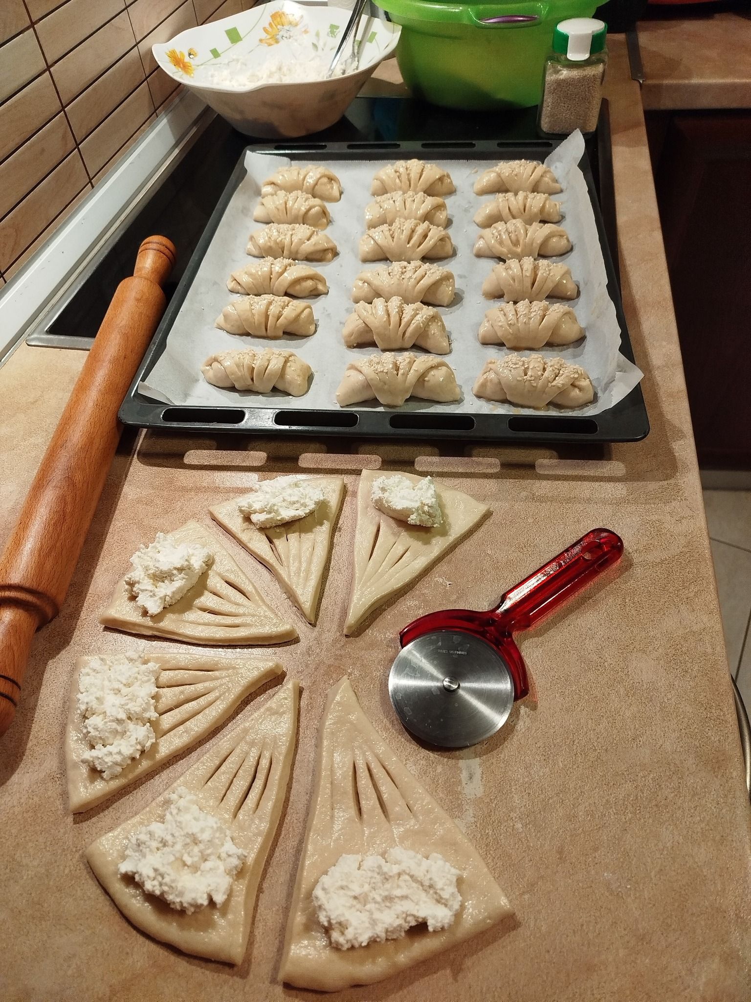 Αφράτα τυροπιτάκια με φέτα και κρεμώδη γέμιση γιαουρτιού για το σχολείο