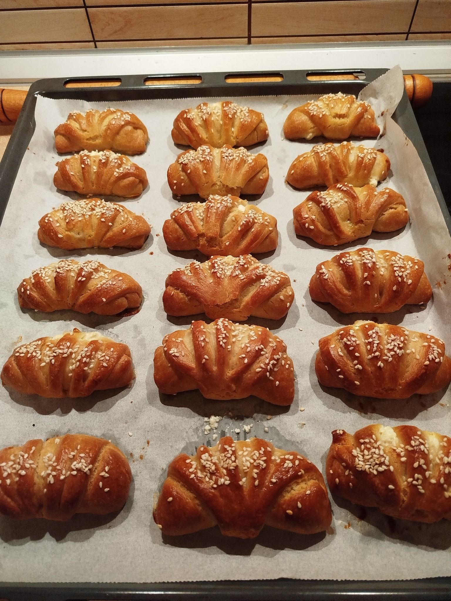 Αφράτα τυροπιτάκια με φέτα και κρεμώδη γέμιση γιαουρτιού για το σχολείο