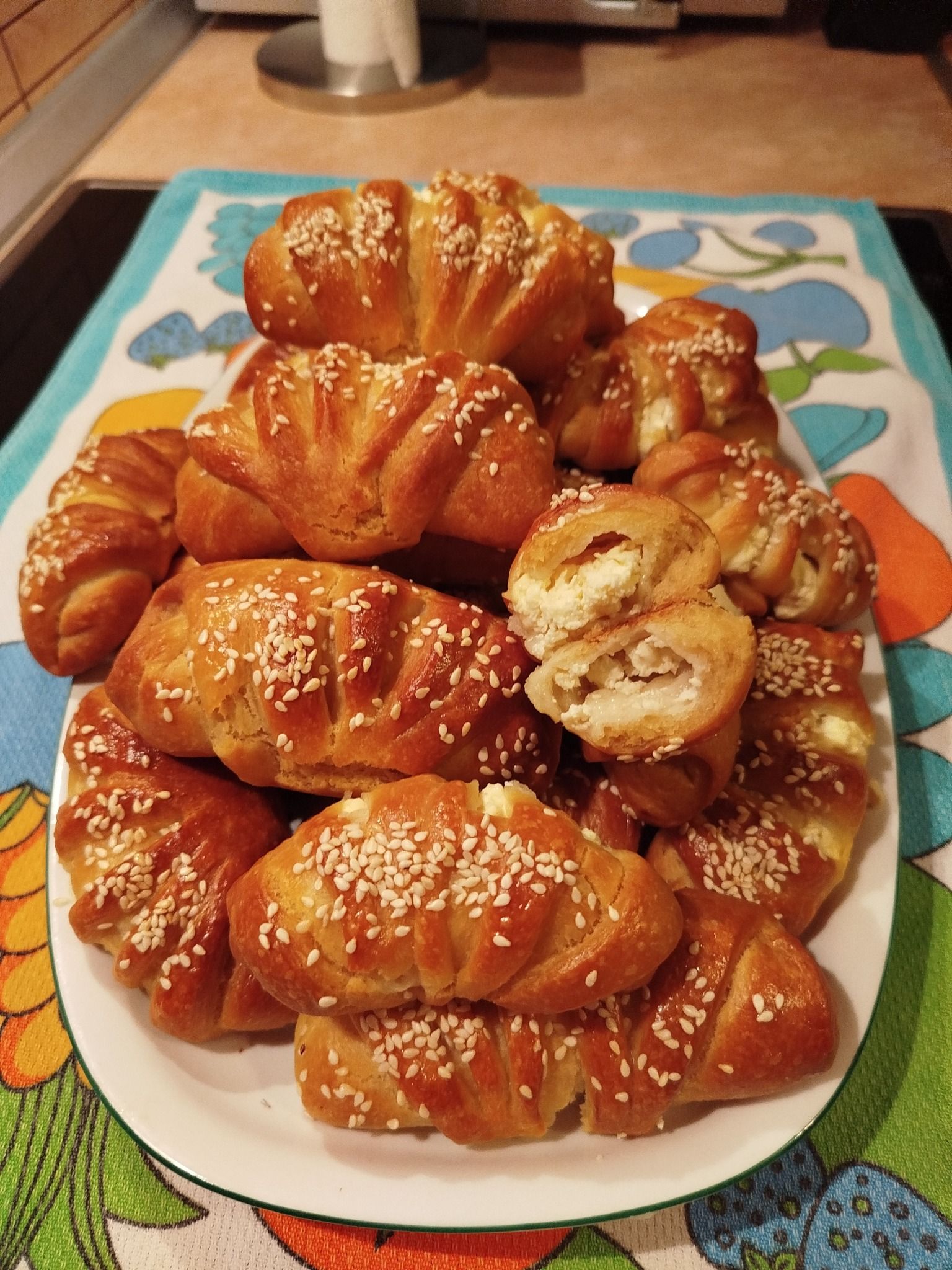 Αφράτα τυροπιτάκια με φέτα και κρεμώδη γέμιση γιαουρτιού για το σχολείο