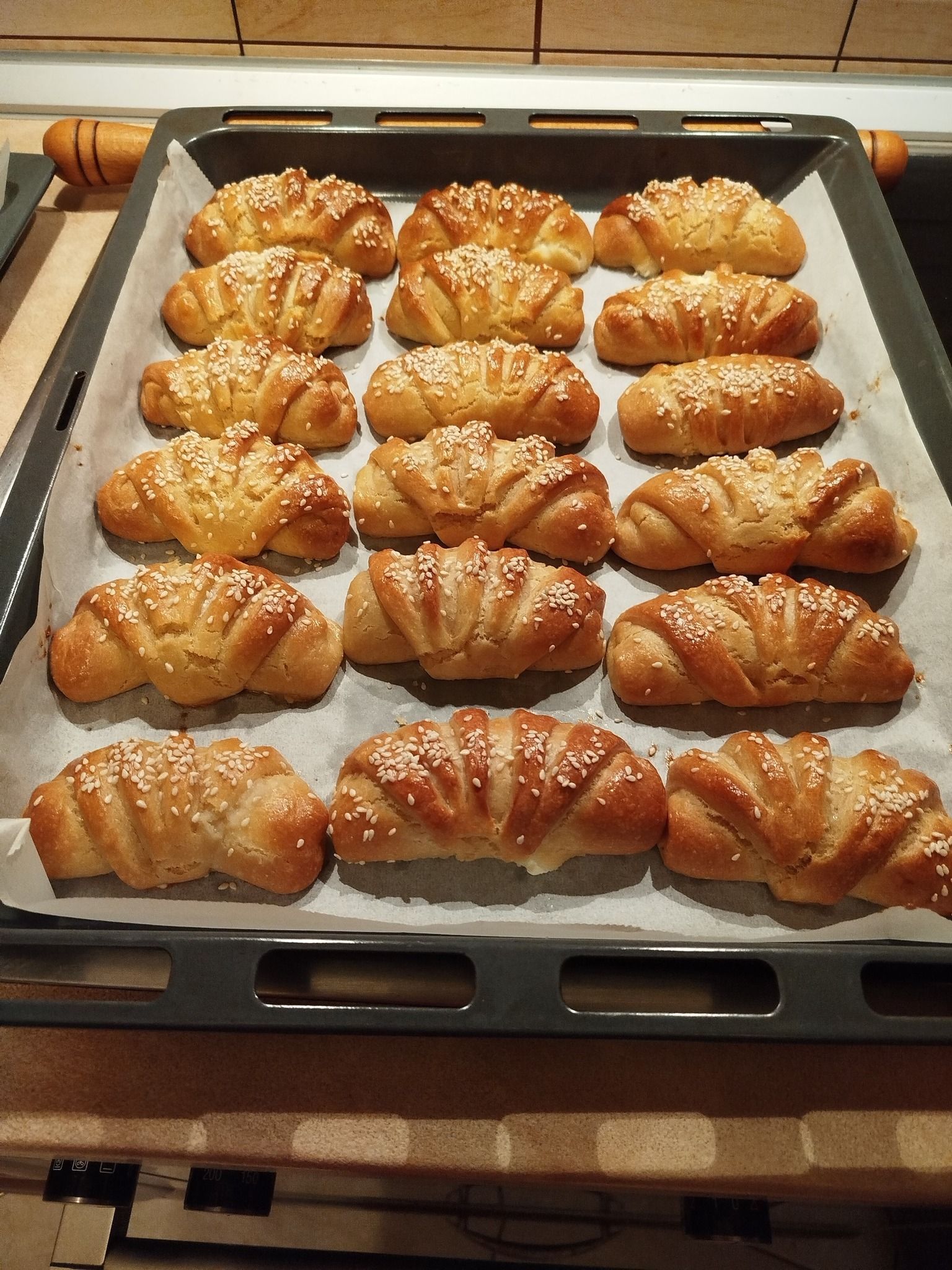 Αφράτα τυροπιτάκια με φέτα και κρεμώδη γέμιση γιαουρτιού για το σχολείο