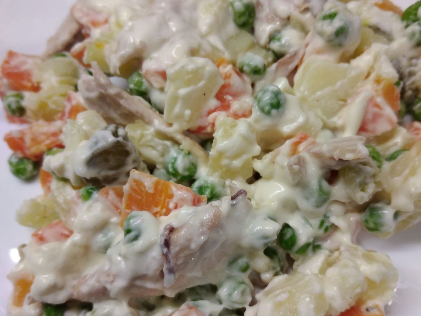 Δροσερή κοτοσαλάτα με πηχτή μαγιονέζα χωρίς αυγό και αγγουράκι τουρσί