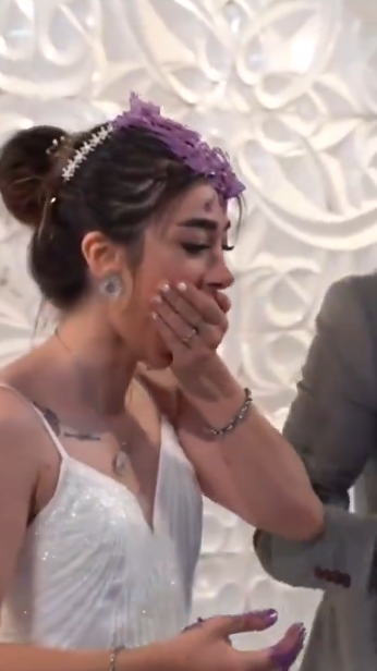 Η μεγαλύτερη καφρίλα σε γάμο – Ο γαμπρός βούτηξε το πρόσωπο της νύφης μέσα στη τούρτα