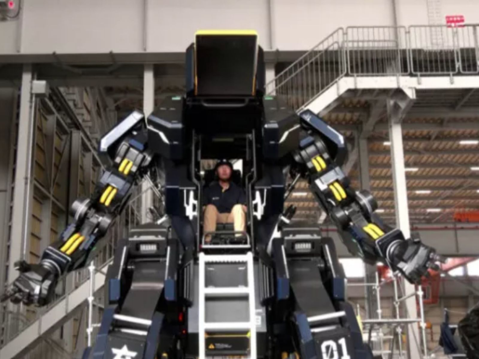 Το Viral Video με ανθρωποείδες ρομπότ σε κινέζινο εργοστάστιο να επιτίθεται στους χειριστές του