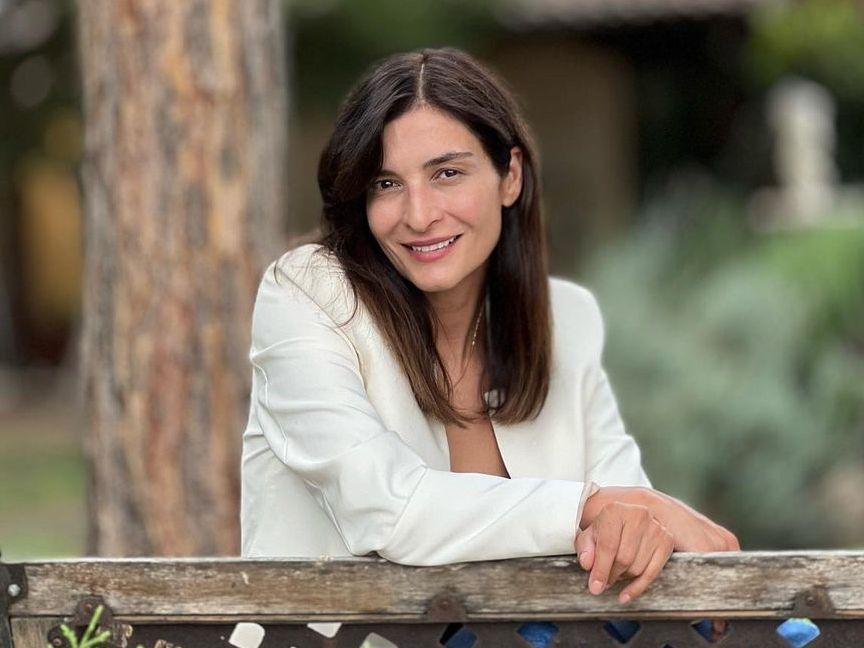 Η Γη της Ελιάς: Τζον και Ιουλία παράνομο ζευγάρι πίσω από την πλάτη της Αθηνάς- Τα πάνω κάτω έρχονται