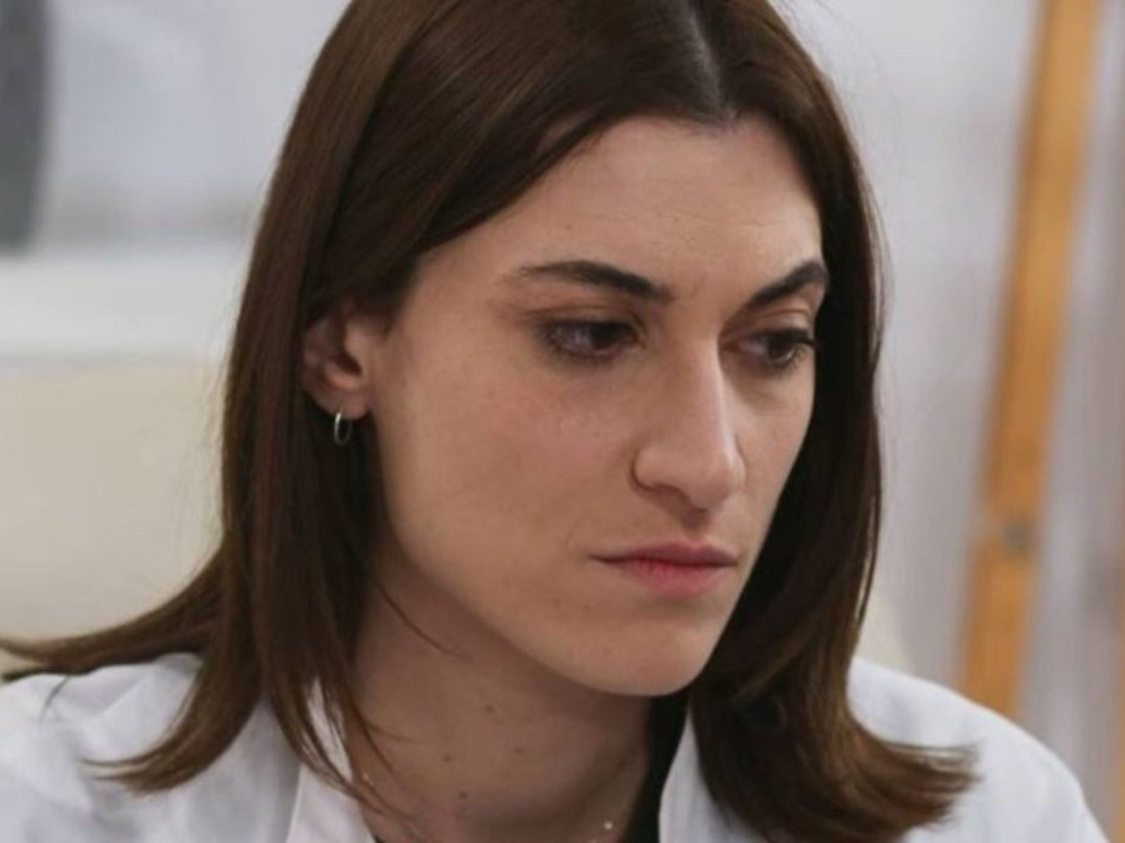 Η Γη της Ελιάς: Ανατροπή -Δεν πεθαίνει η Αντιγόνη από την απόπειρα αυτοκτονίας -Η Ιουλία στο πλευρό της