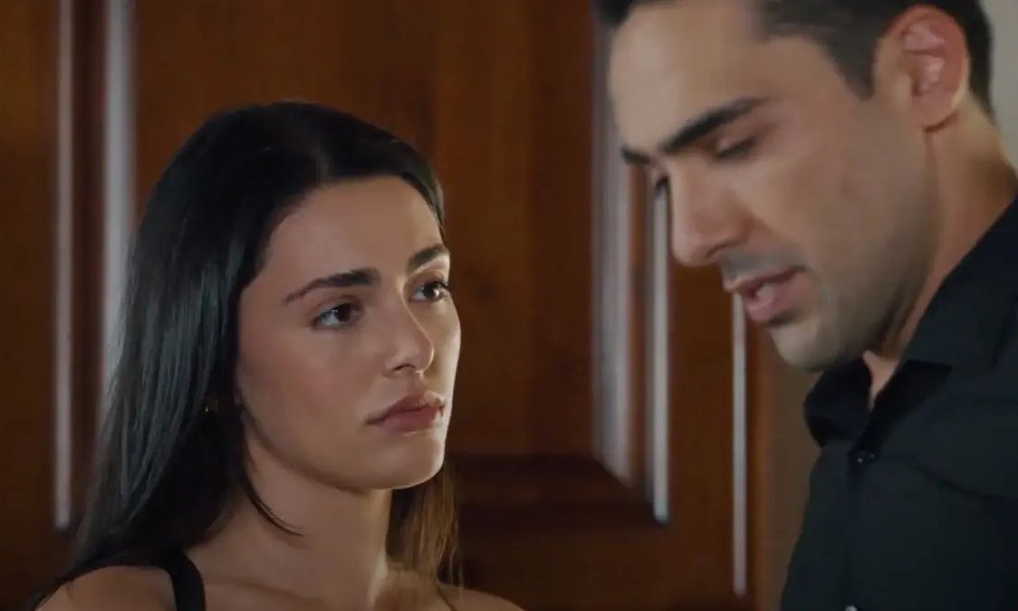 Η Γη της Ελιάς: Ο Κουράκος έξαλλος με την Αριάδνη- Αντί να τη βάλεις στη θέση της την καλύπτεις