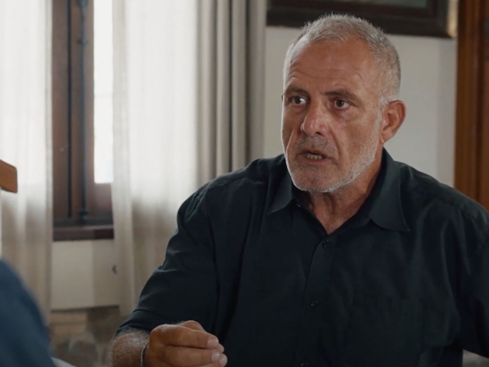 Η Γη της Ελιάς : Βασιλική κάτι τρέχει- Ο Στάθης πιέζει τη Βασιλική να βγάλει τη διαθήκη ψεύτικη