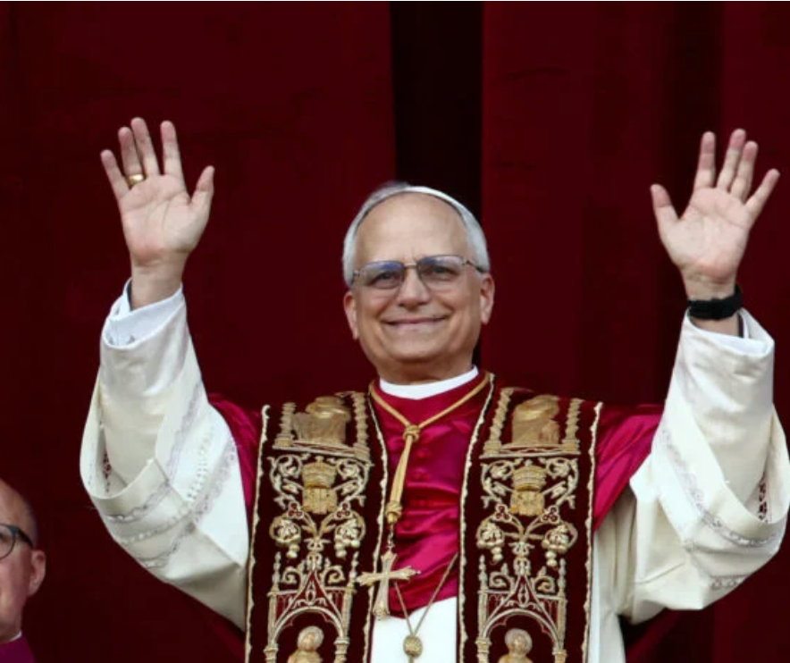 Ελλήνιδα σκηνοθέτης περιγράφει την αξέχαστη συνάντηση του Πάπα Λέων με τον Θανάση Βέγγο