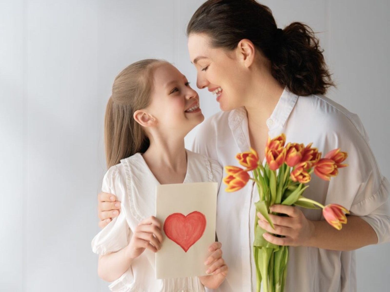 Γιορτή της μητέρας 2025: Από που προέρχεται η λέξη “μαμά”- Τα 5 εντυπωσιακά χαρακτηριστικά της ημέρας