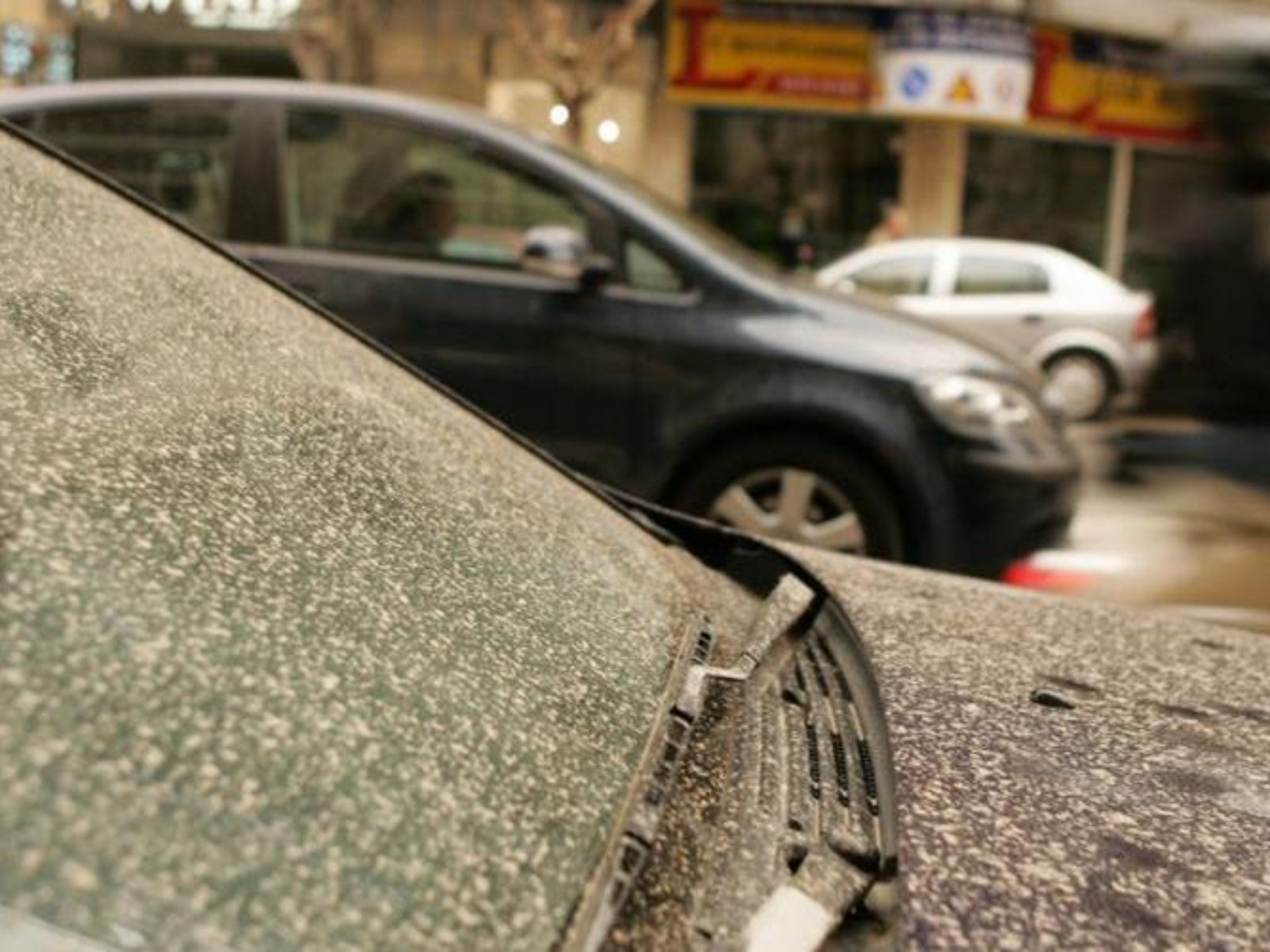 Με αυτά τα εύκολα και γρήγορα κόλπα δεν θα ξανακολλήσει στο αυτοκίνητο σας η Αφρικανική Σκόνη