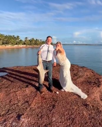 Νύφη έκανε πως ψάρευε για τις φωτογραφίες του γάμου και…έπιασε καρχαρία – Το viral βίντεο